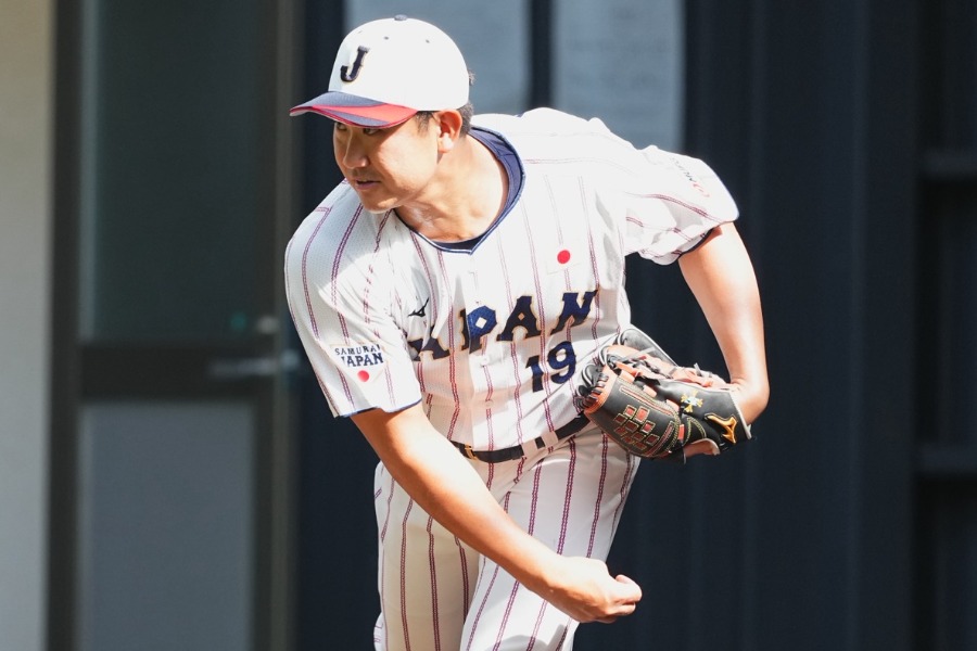 ブルペンで投げ込む侍ジャパン・菅野智之【写真：小林靖】