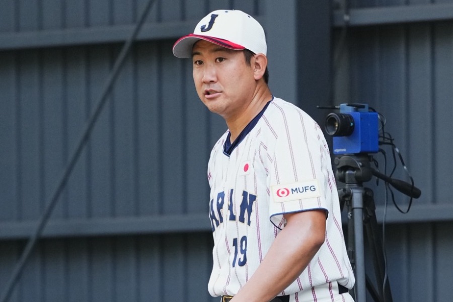 ブルペンで投げ込む侍ジャパン・菅野智之【写真：小林靖】