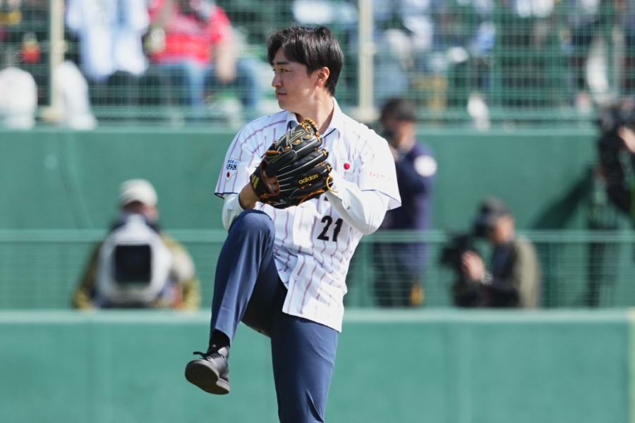 始球式に登場した和田毅氏【写真:小林靖】