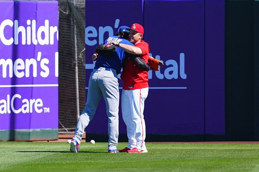 ドジャース・大谷翔平(左)とエンゼルスのマックス・スタッシーコーチ【写真:荒川祐史】