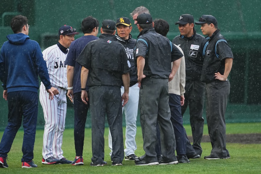 5回表終了後に試合が一時中断【写真：小林靖】