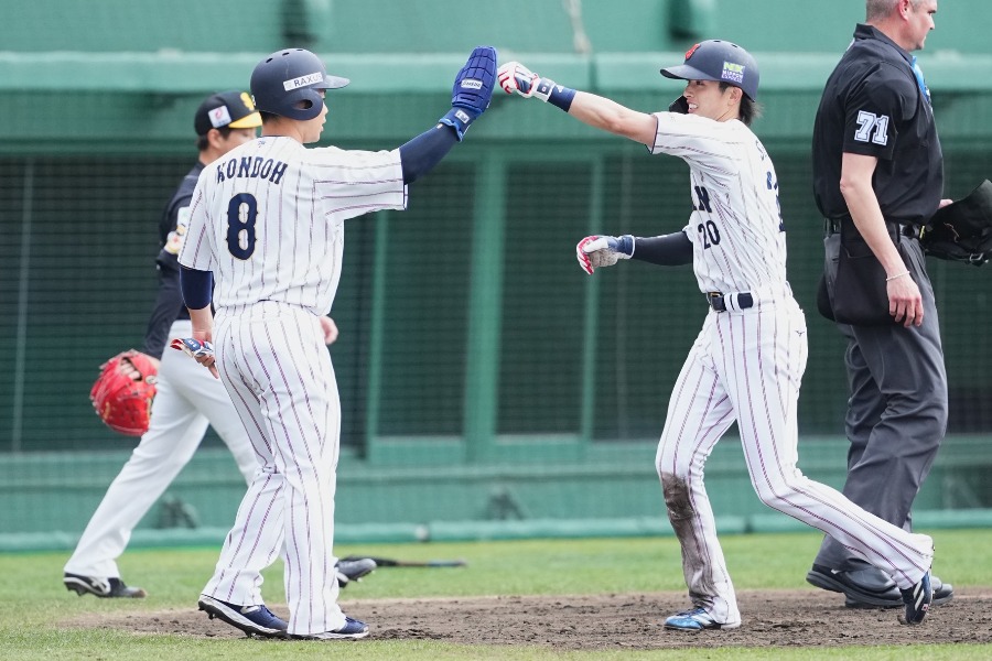 ホームに生還した侍ジャパン・周東佑京【写真：小林靖】