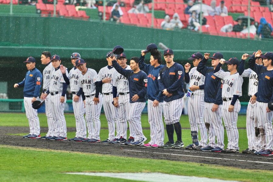 試合終了後に整列する侍ナイン【写真:小林靖】