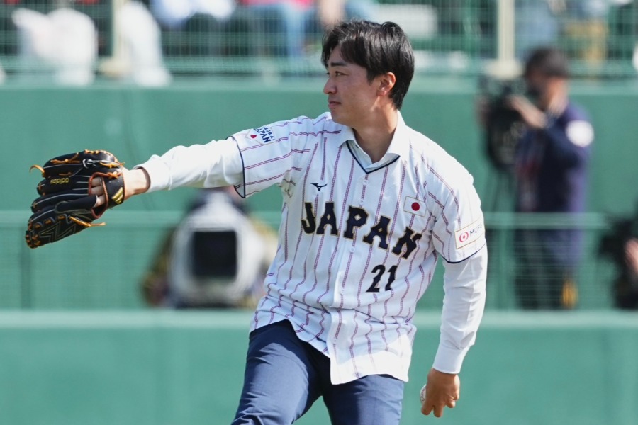 始球式に登場した和田毅氏【写真：小林靖】