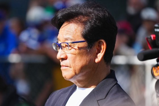栗山英樹氏、ド軍キャンプを訪問　報道陣の取材に対応…大谷翔平の二刀流を見守る