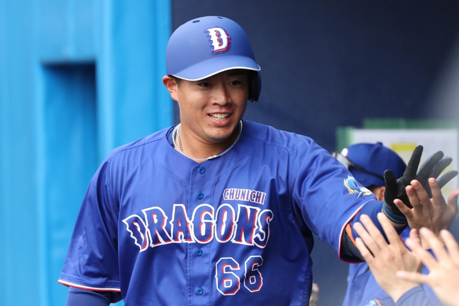 本塁打を放った中日・鵜飼航丞【写真提供：産経新聞社】