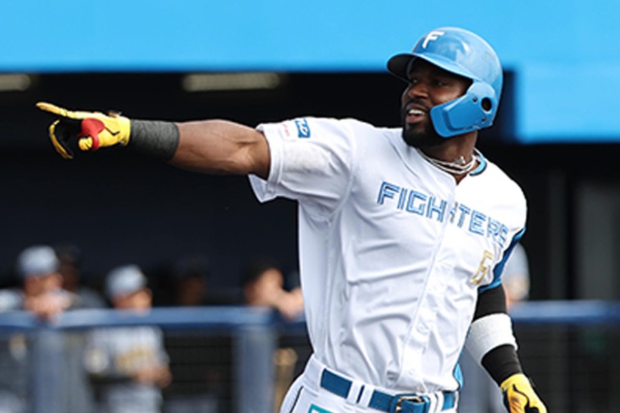 特大アーチを放った日本ハムのロドルフォ・カストロ【写真提供：産経新聞社】