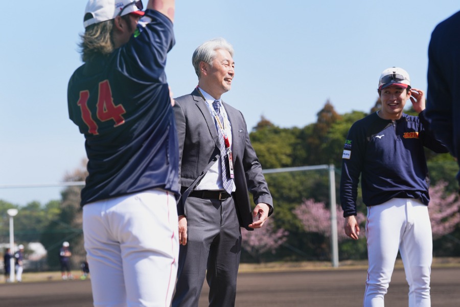 ロッテ・吉井理人前監督と再会した種市篤暉（右）【写真：小林靖】
