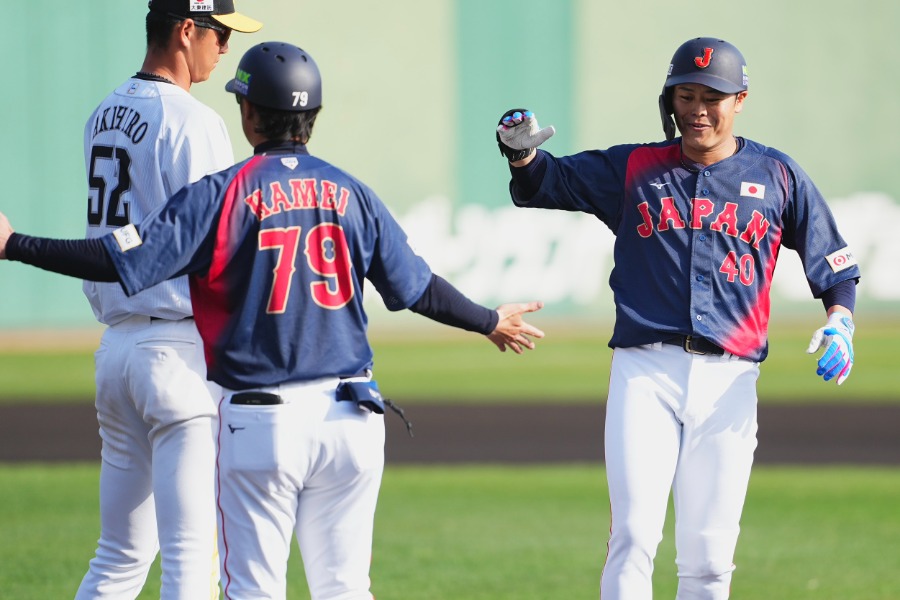 塁上で再会した秋広優人（左）と中山礼都【写真：小林靖】