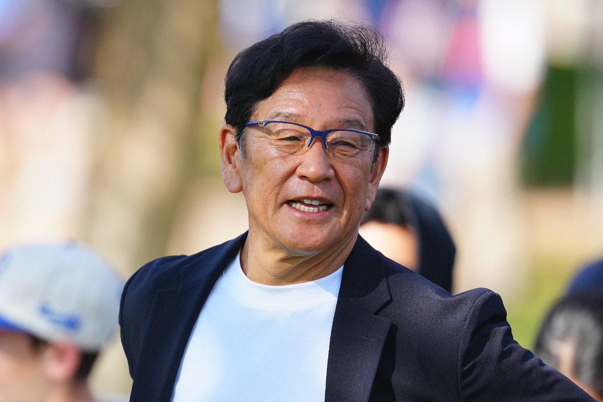 キャンプ地を訪問した栗山英樹氏【写真：荒川祐史】