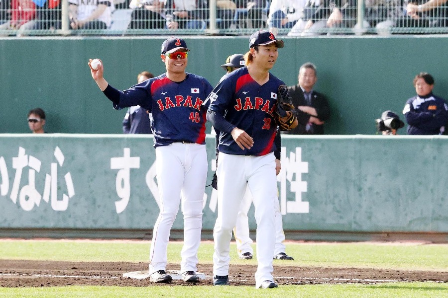 一塁へのゴロをさばき、高橋と会話して笑顔を見せた中山【写真：栗木一孝】