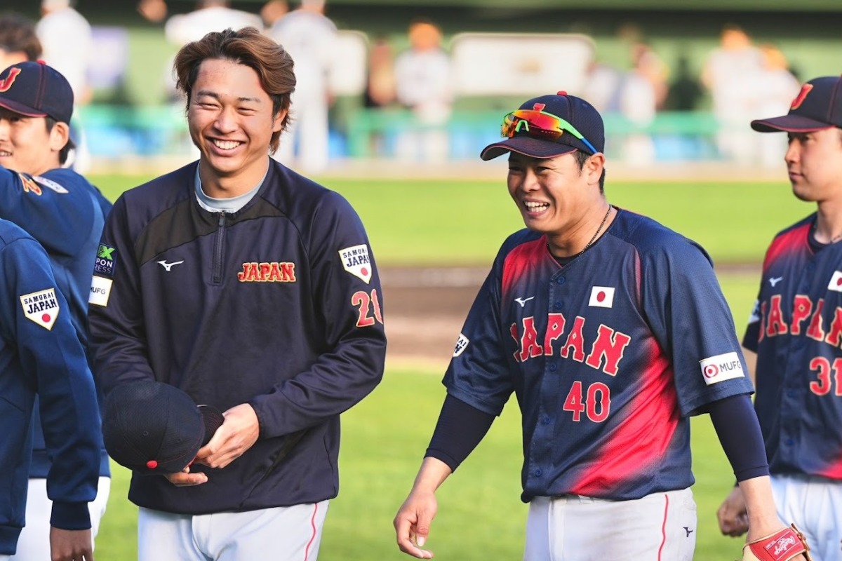 ソフトバンクとの強化試合後に笑顔を見せる高橋宏斗（中央左）と中山礼都【写真：小林靖】
