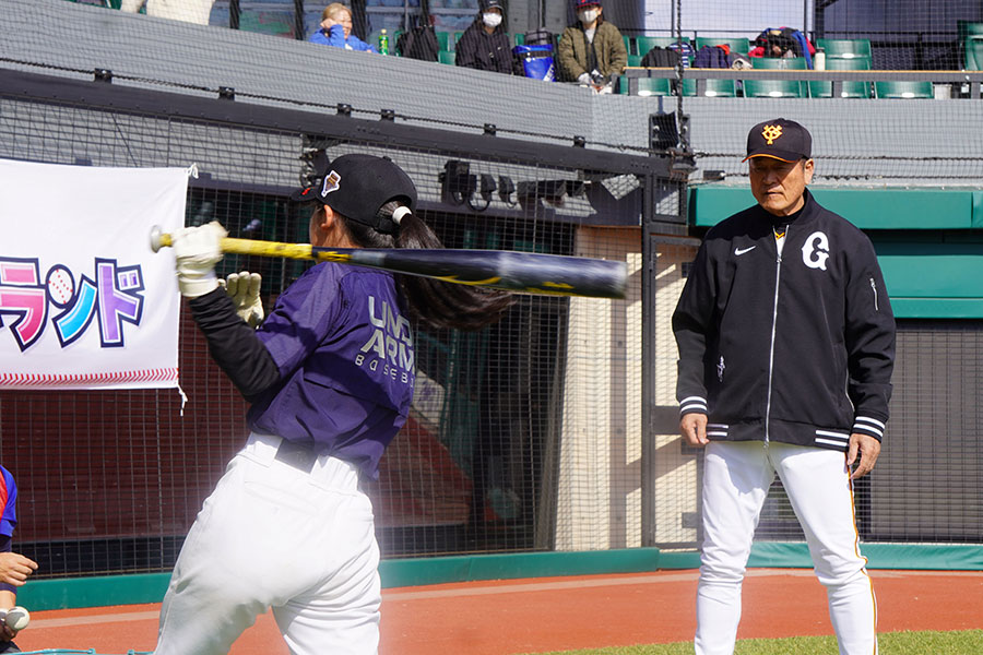 野球教室で指導する中畑清氏【写真:尾辻剛】