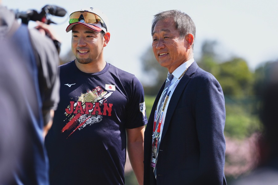 侍ジャパン・菊池雄星（左）と辻発彦氏【写真：小林靖】