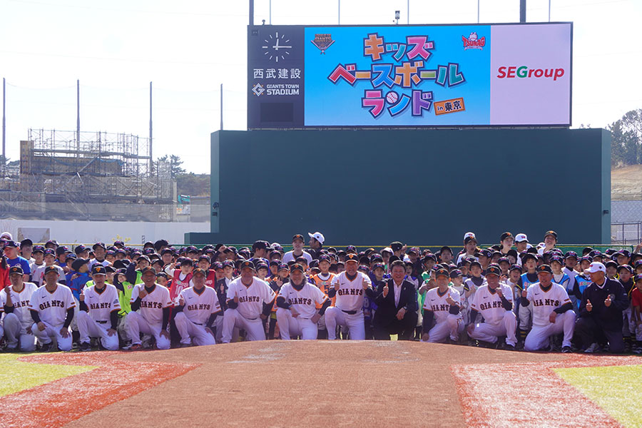 約400人の小学生が野球教室に参加した【写真:尾辻剛】