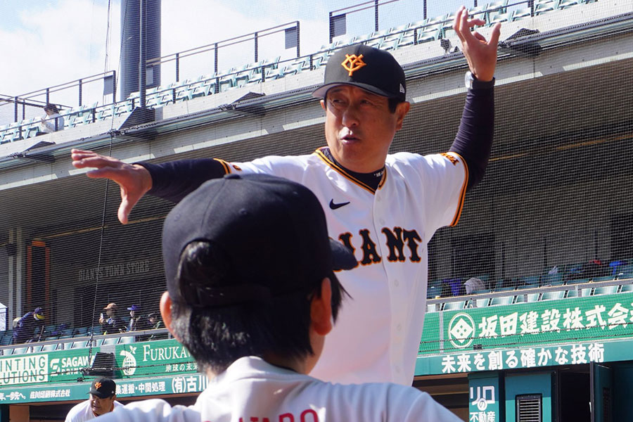 トップの作り方を実演する宮本和知氏【写真:尾辻剛】