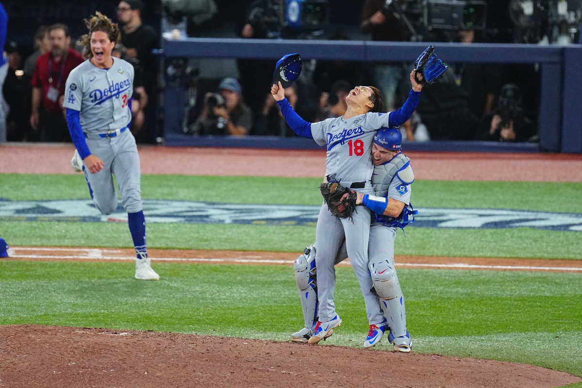第7戦、優勝を決め捕手のウィル・スミスと喜び合うドジャース・山本由伸【写真：荒川祐史】