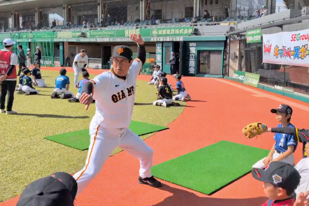 理想的な投球フォームを実演する宮本氏【写真：尾辻剛】