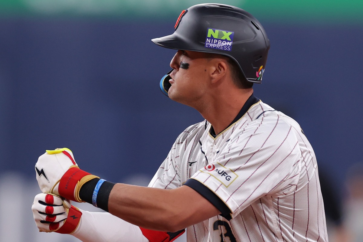 塁上で“ペッパーミルパフォーマンス”を行うスラーズ・ヌートバー【写真提供:産経新聞社】