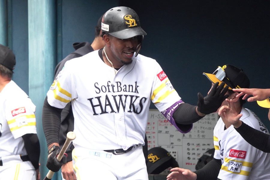 本塁打を放ったソフトバンクのホセ・オスーナ【写真：竹村岳】
