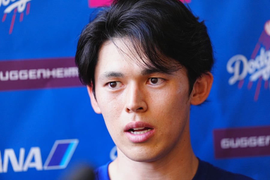 試合後、インタビューに応じるドジャース・佐々木朗希【写真:荒川祐史】