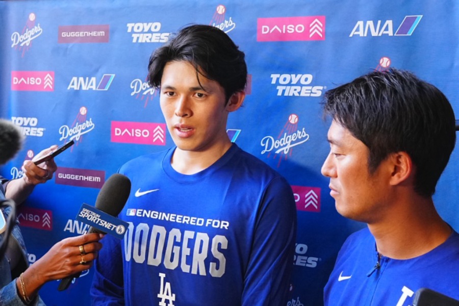試合後、インタビューに応じるドジャース・佐々木朗希【写真：荒川祐史】