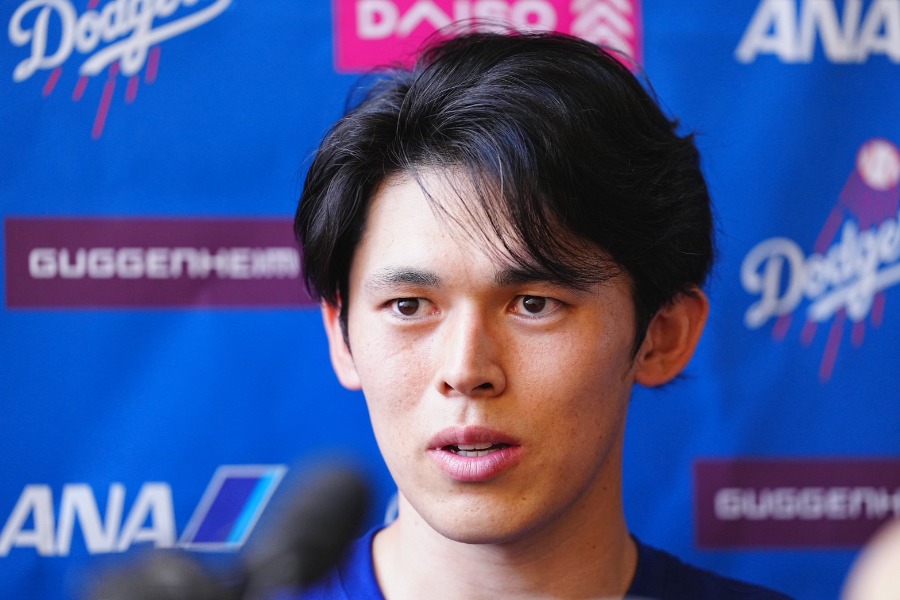 登板後、取材に応じたドジャース・佐々木朗希【写真:荒川祐史】