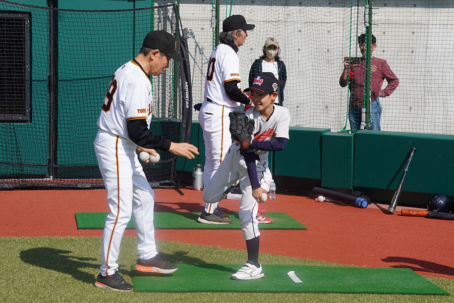 投げ方を指導する鹿取義隆氏（左）と定岡正二氏【写真：尾辻剛】