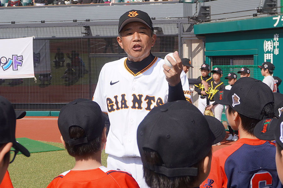 投げ方を指導する前田幸長氏【写真：尾辻剛】