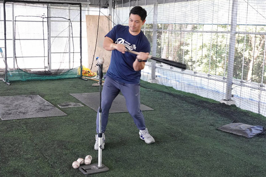 ボディスイングを実演する大城亮さん【写真：橋本健吾】