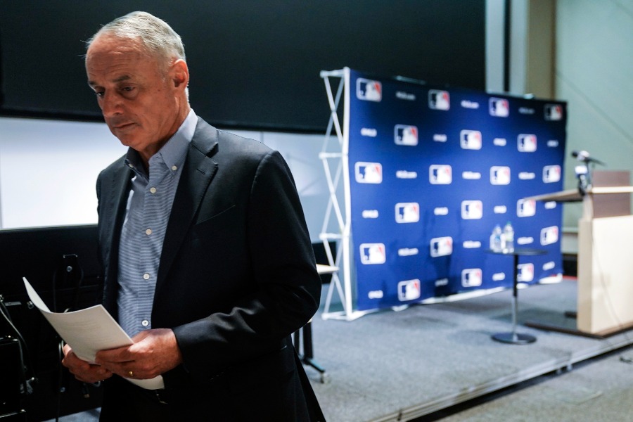 2022年の新労使協定合意を発表後、会場を後にするマンフレッド・コミッショナー【写真：Aflo】