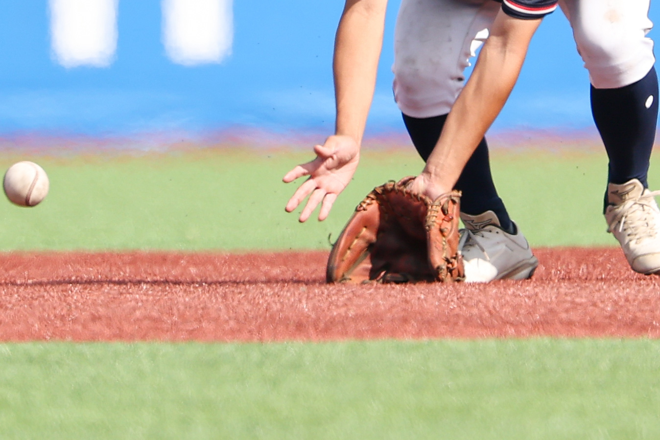ゴロを追う際の“理想の姿勢と目線”が身につくドリルとは(写真はイメージ)
