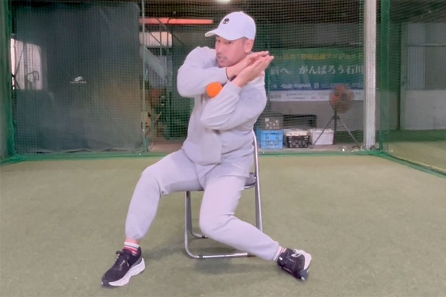 ボールを使ったドリルを実演する水本氏【写真：編集部】