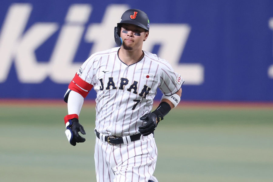 初回に先制3ランを放った侍ジャパン・佐藤輝明【写真：加治屋友輝】