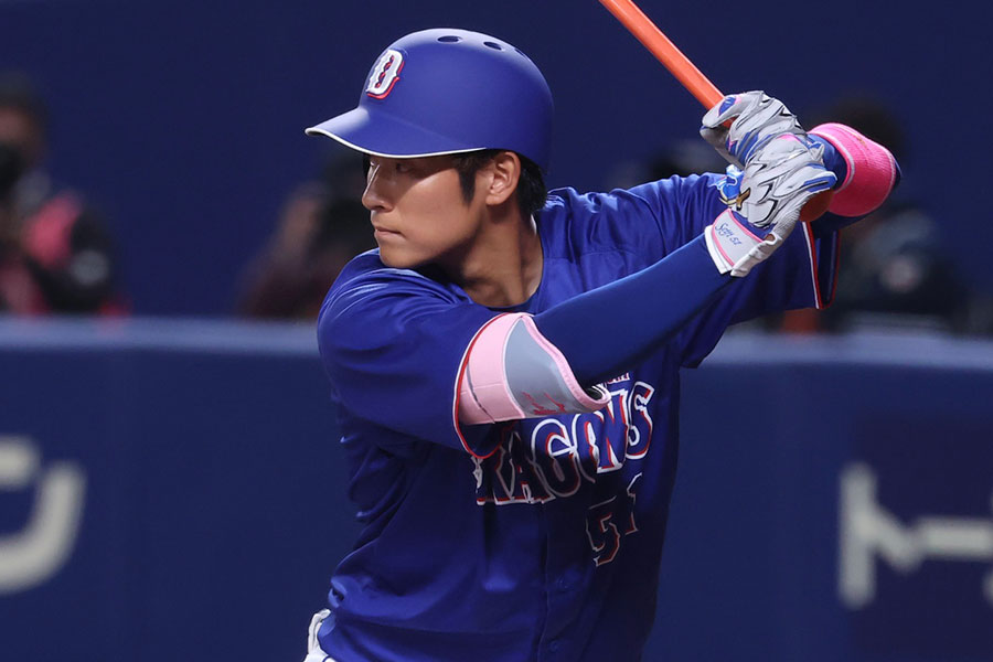 侍ジャパンとの練習試合に出場した中日・上林誠知【写真：加治屋友輝】