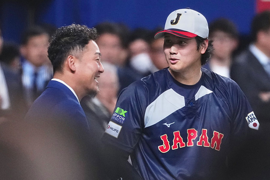 中田翔氏（左）と談笑する侍ジャパン・大谷翔平【写真：小林靖】