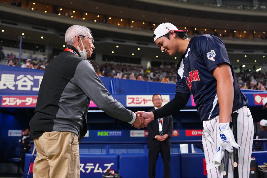 握手を交わす侍ジャパン・大谷翔平（右）と権藤氏【写真：Getty Images】