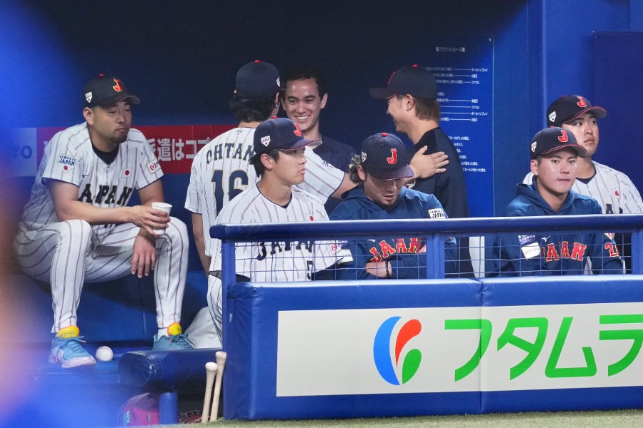 ベンチで笑顔を見せるウィル・アイアトン氏【写真:小林靖】