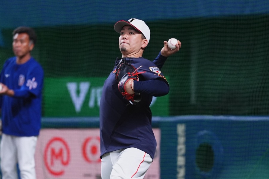 キャッチボール相手を担当した高城俊人ブルペン捕手【写真:小林靖】