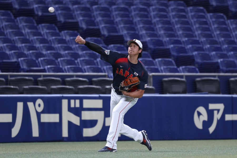 キャッチボールを行う侍ジャパン・大谷翔平【写真：小林靖】