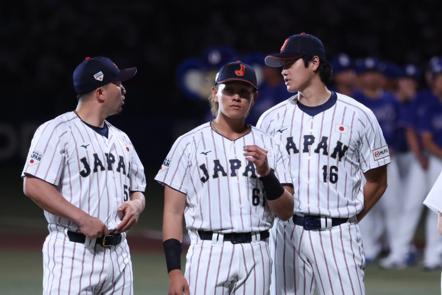 整列で横並びになった侍ジャパン・鈴木誠也、山本大斗、大谷翔平(左から)【写真:加治屋友輝】