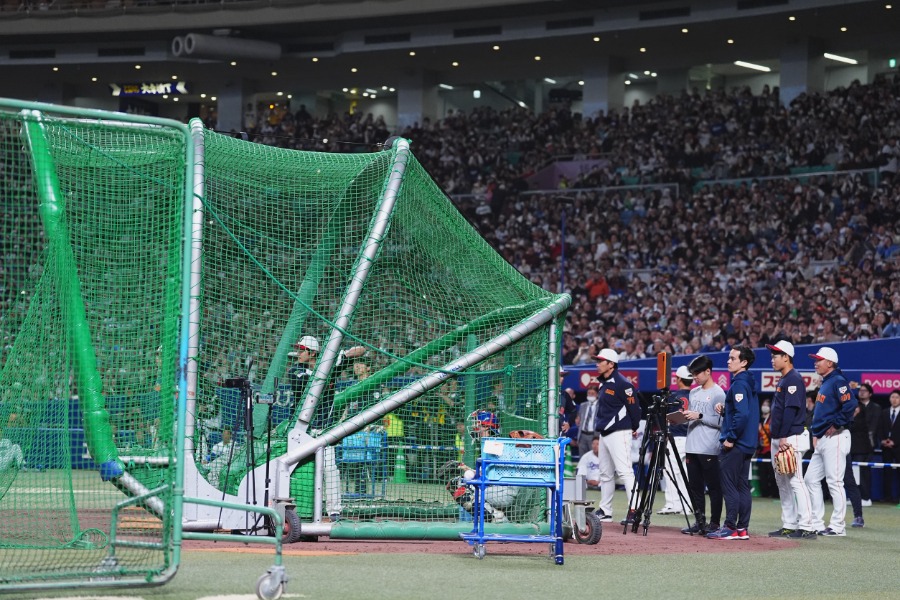 大谷の打撃練習の真後ろで黙々と作業を行うウィル・アイアトン氏【写真:小林靖】