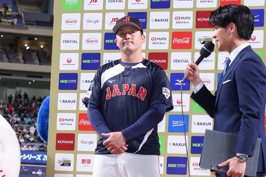 ヒーローインタビューに応える侍ジャパン・牧秀悟【写真:加治屋友輝】