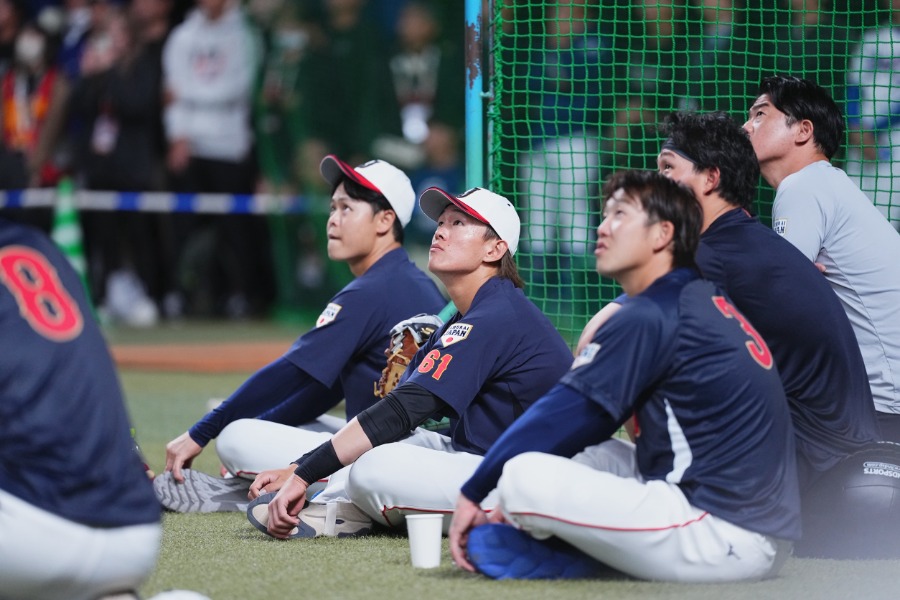 大谷翔平のフリー打撃を見つめる侍ナイン【写真：小林靖】