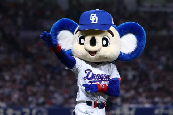 試合の裏で…多忙ドアラは「なんでも着こなす」　偶然生まれた“奇跡”に「かわいいです」