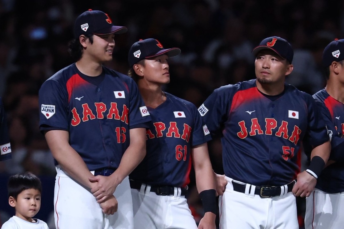 大谷と鈴木に挟まれ、グラウンドに立つ山本【写真：小林靖】