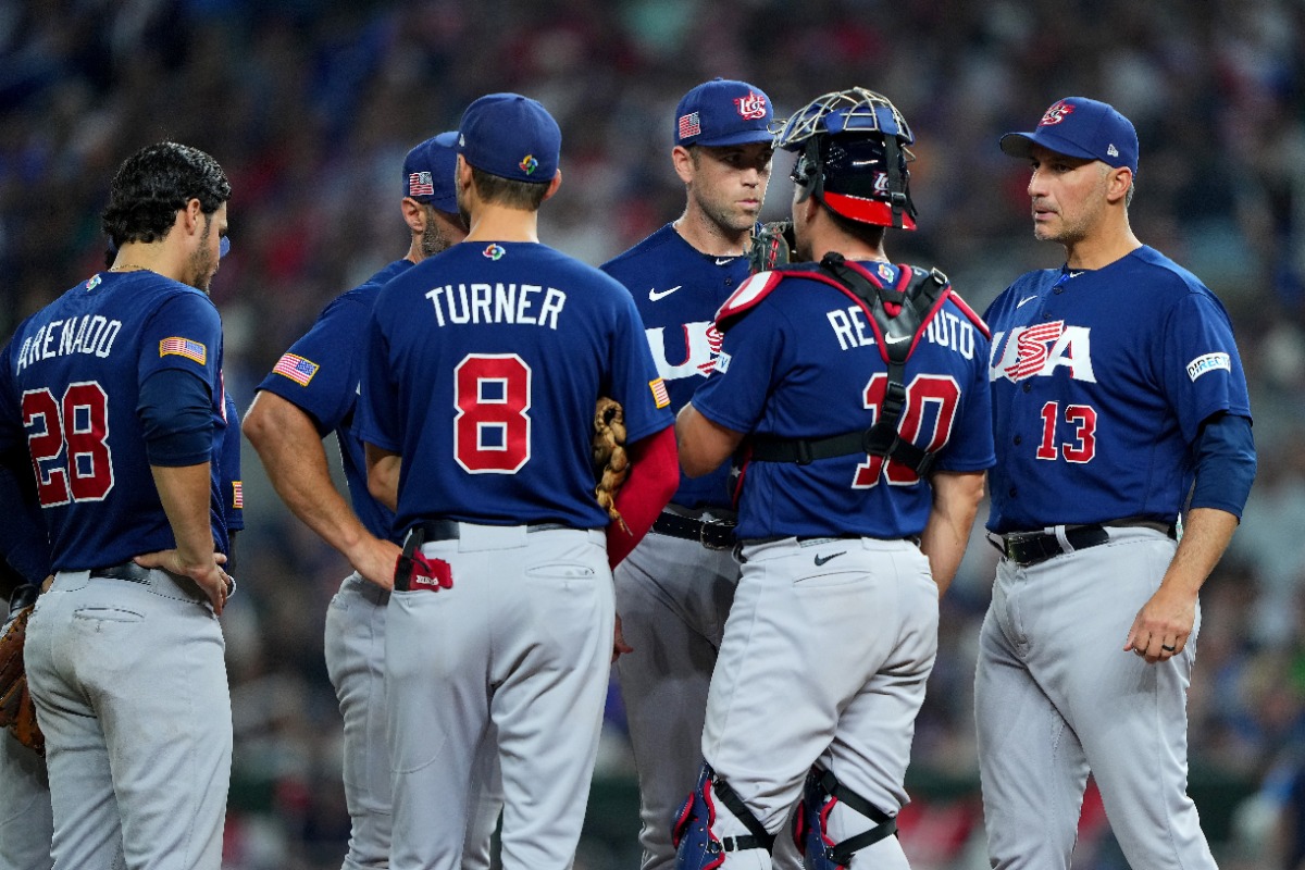 2023年WBC決勝、日本代表戦で米国代表のジェイソン・アダムのもとへマウンドに集まり声をかける選手たち【写真：gettyimages】