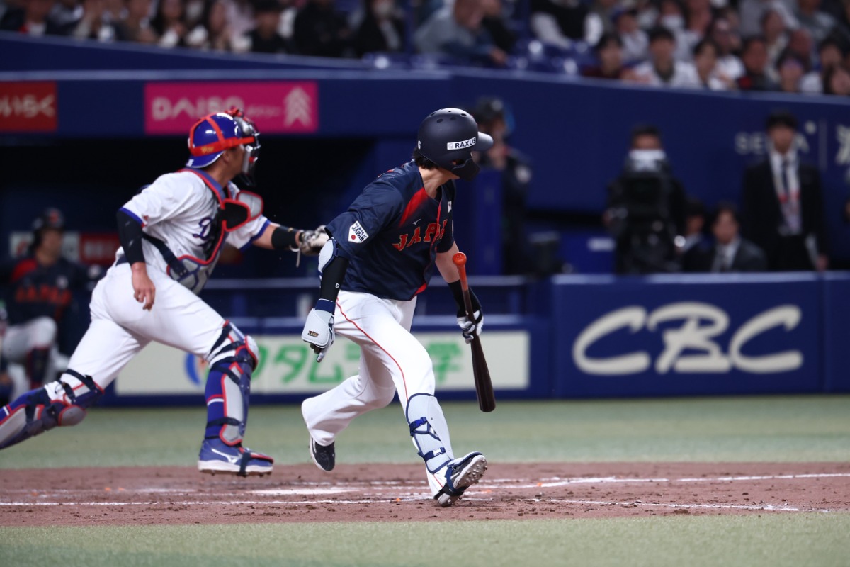 バントを2球続けてファウルにしてしまう源田壮亮【写真：加治屋友輝】