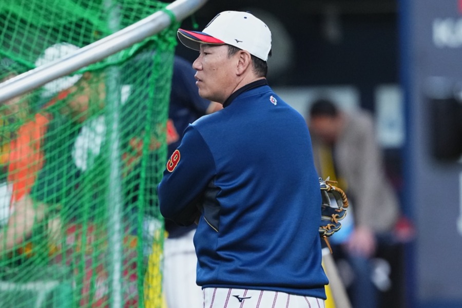 練習を見守る侍ジャパン・井端弘和監督【写真：小林靖】