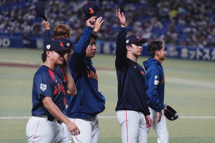 ファンに手を振る侍ジャパンナイン【写真：加治屋友輝】